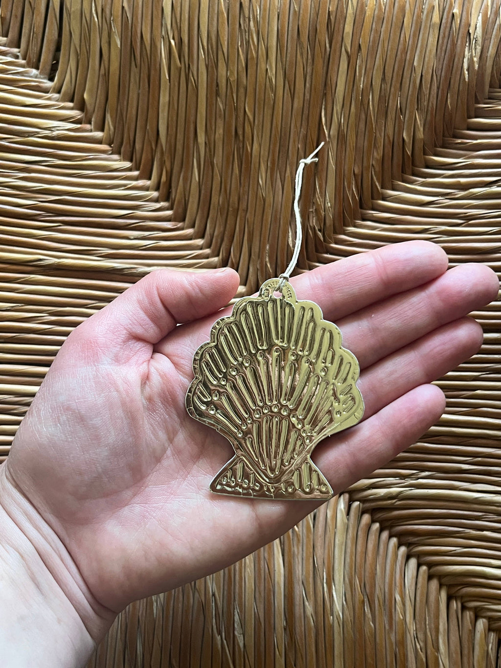 Shell - Faux-tin Ornament - Gold: Single - loose - no cello wrap unless requested