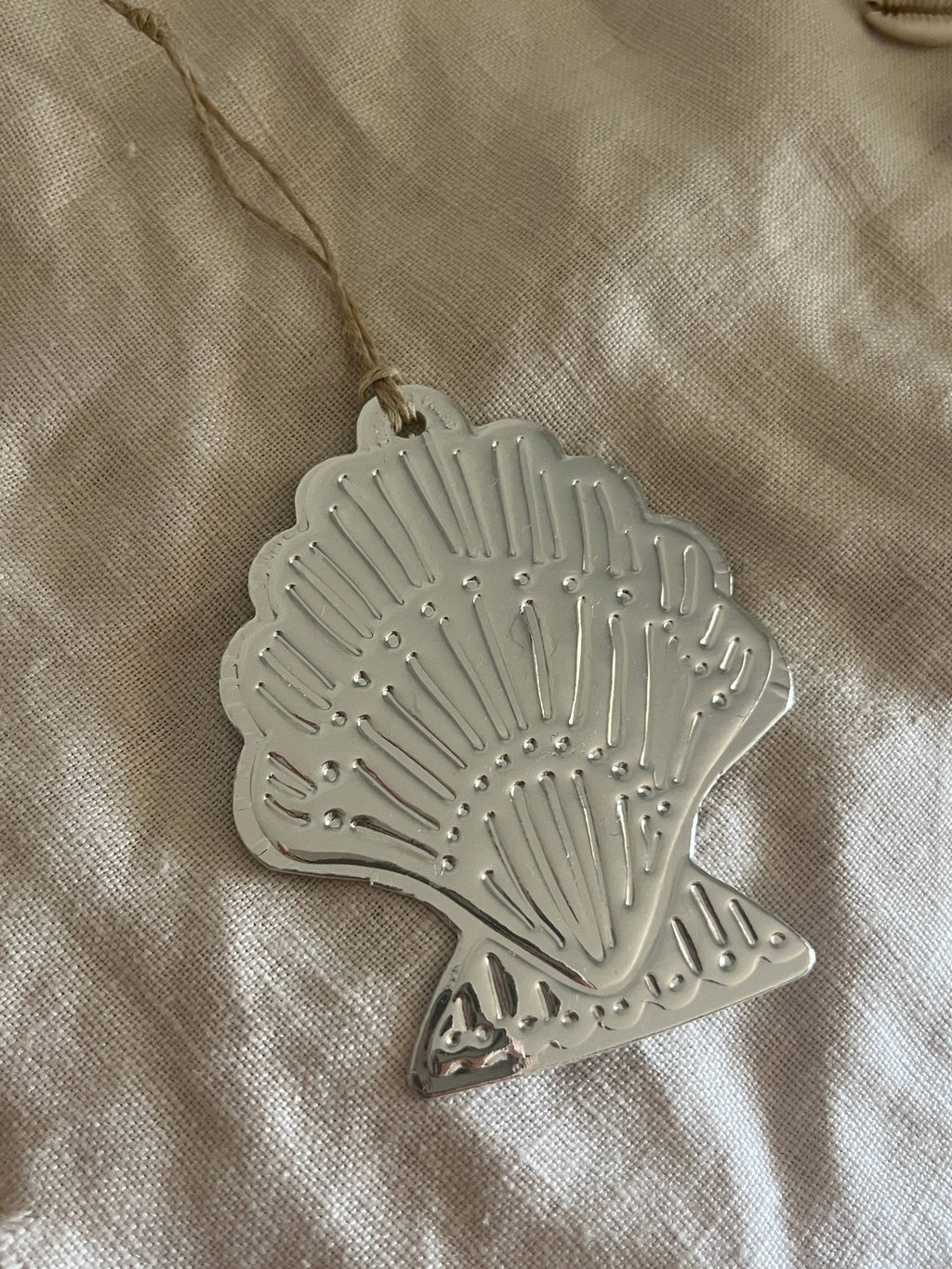 Shell - Faux-tin Ornament - Silver: Single - loose - no cello wrap unless requested