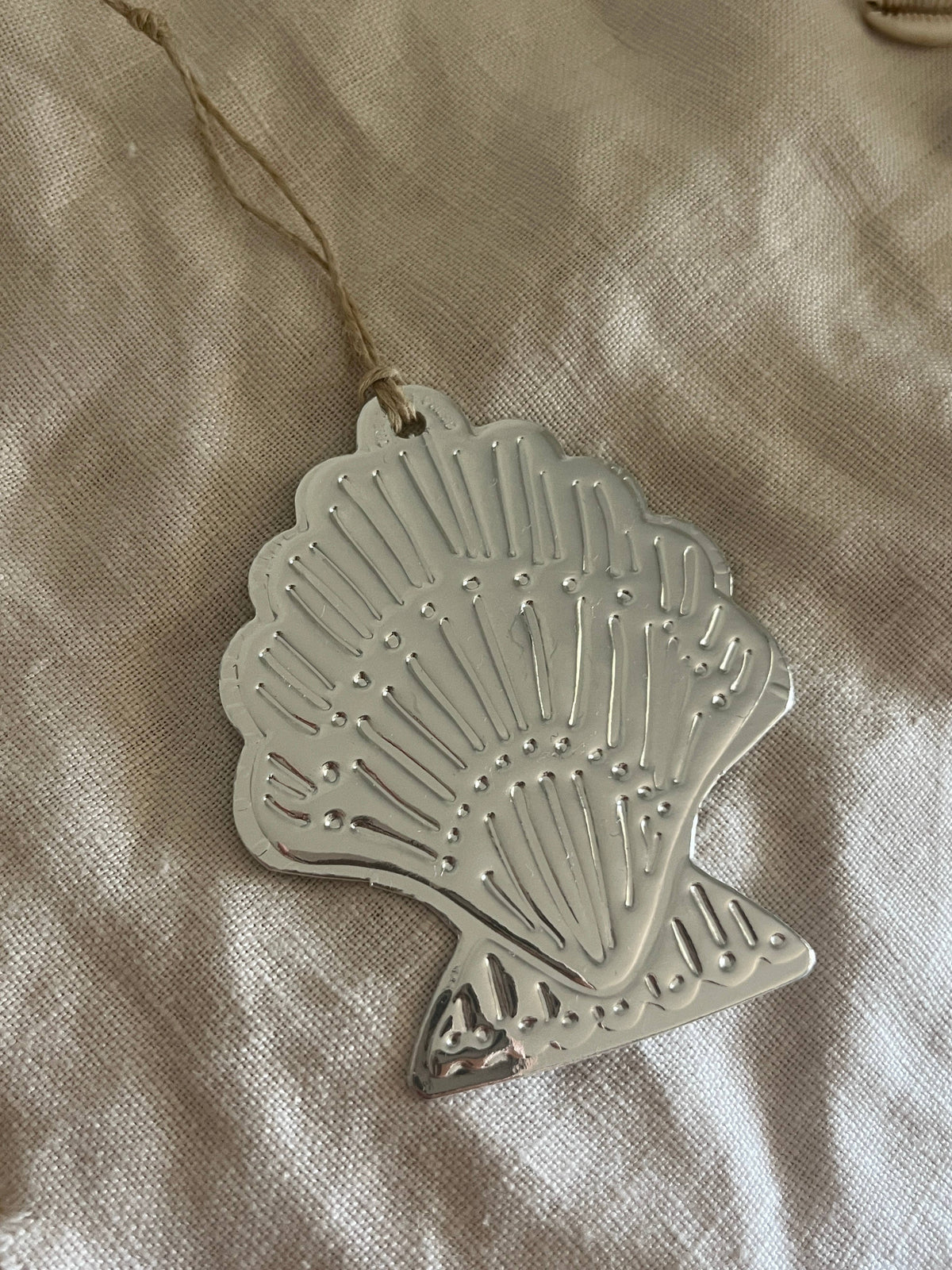 Shell - Faux-tin Ornament - Silver: Single - loose - no cello wrap unless requested