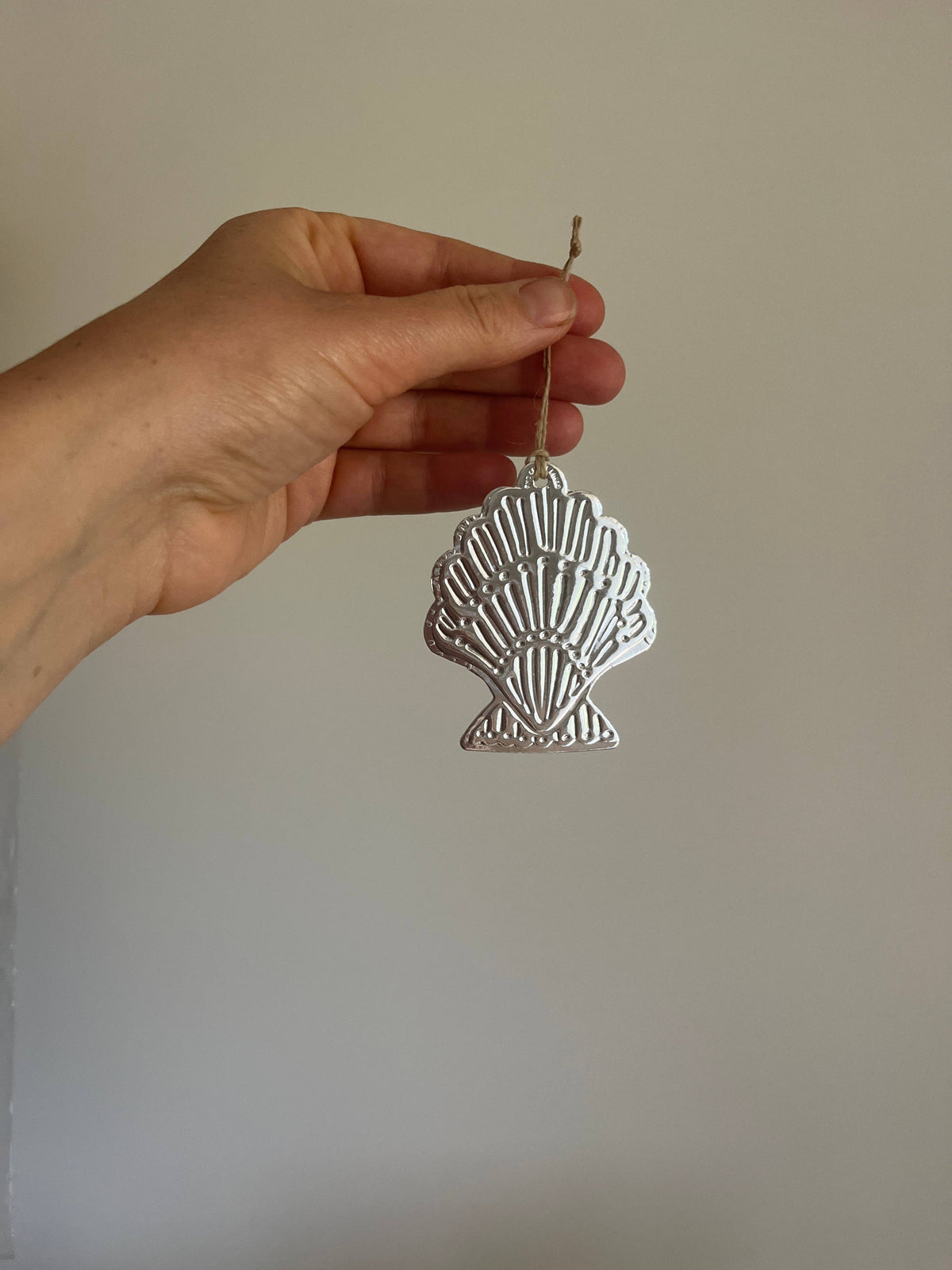 Shell - Faux-tin Ornament - Silver: Single - loose - no cello wrap unless requested