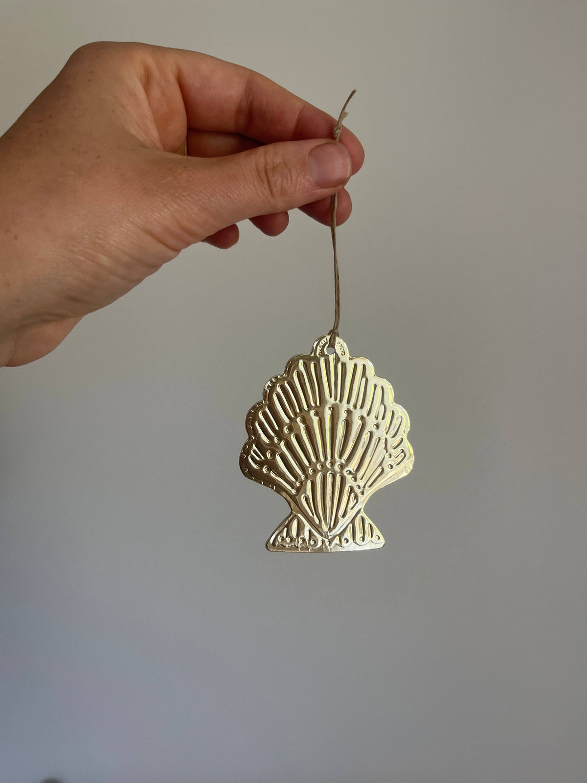 Shell - Faux-tin Ornament - Gold: Single - loose - no cello wrap unless requested