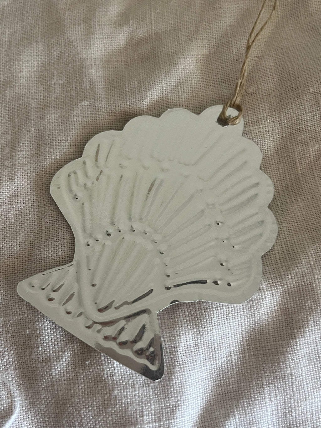 Shell - Faux-tin Ornament - Silver: Single - loose - no cello wrap unless requested