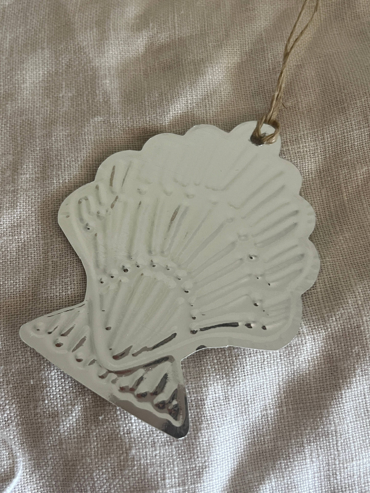 Shell - Faux-tin Ornament - Silver: Single - loose - no cello wrap unless requested