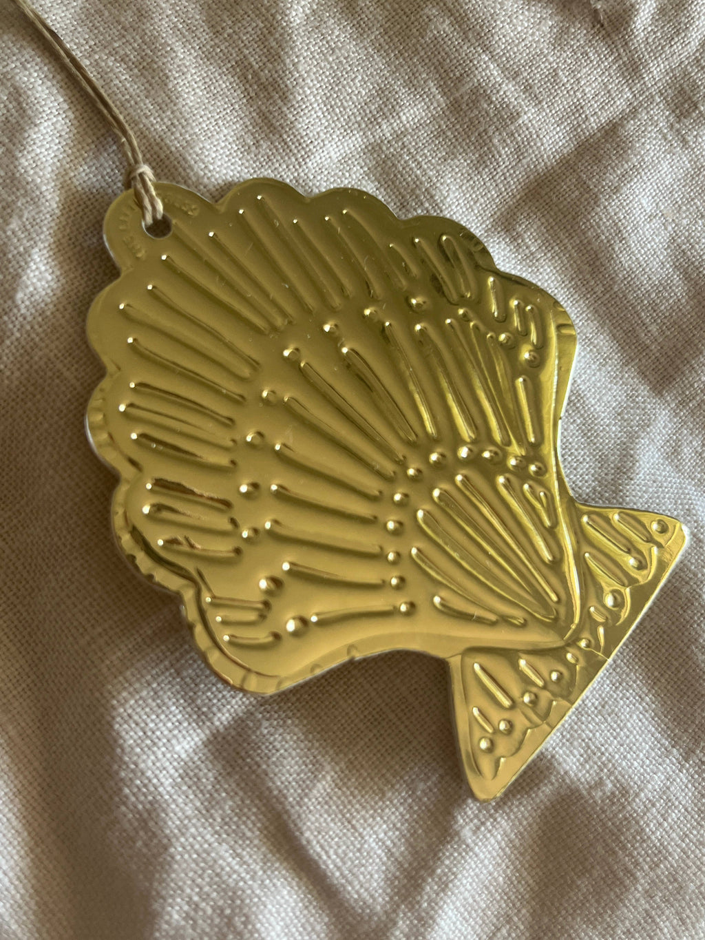 Shell - Faux-tin Ornament - Gold: Single - loose - no cello wrap unless requested