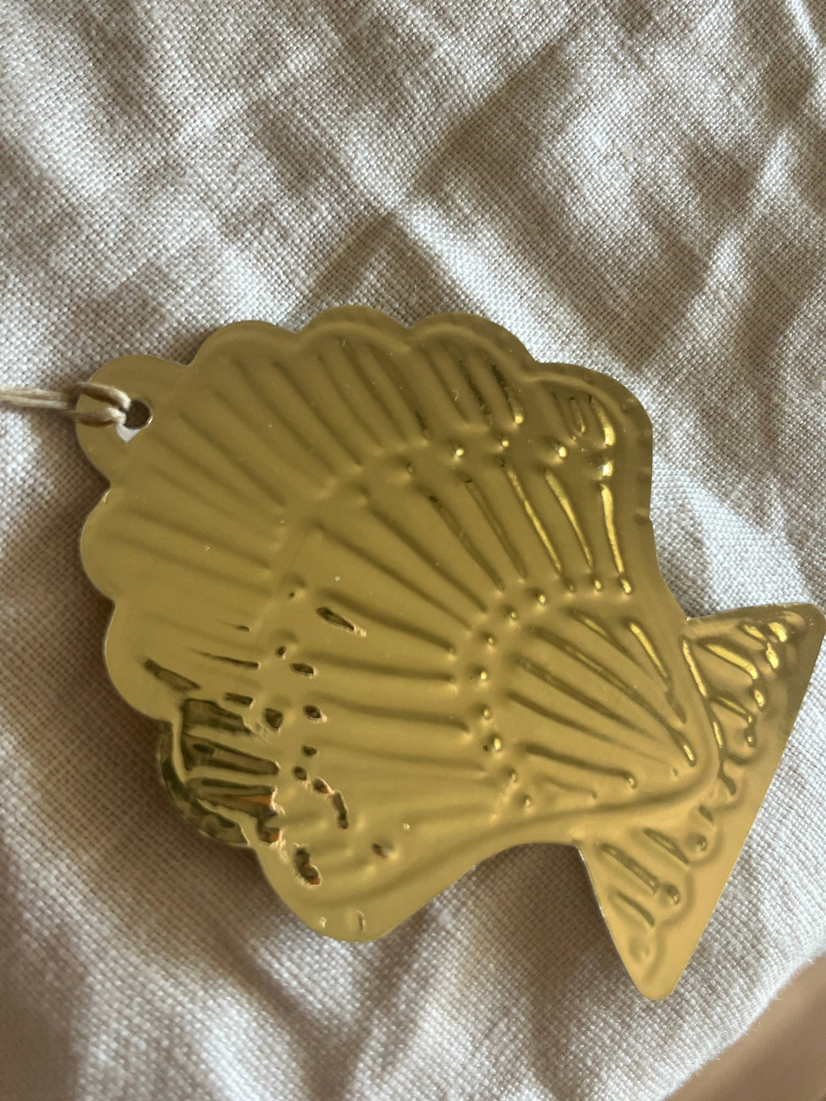 Shell - Faux-tin Ornament - Gold: Single - loose - no cello wrap unless requested
